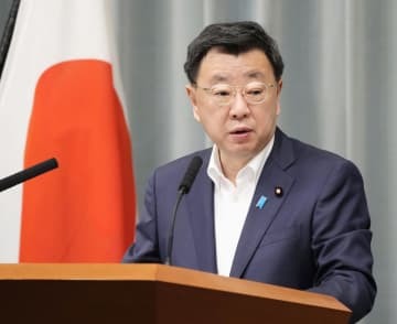 記者会見する松野官房長官＝5日午前、首相官邸