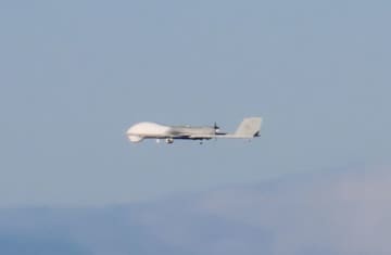 中国の軍事演習エリアを通過した偵察型無人機＝4日（防衛省統合幕僚監部提供）