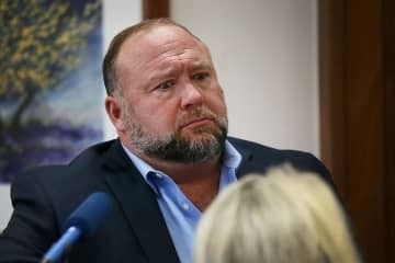 米テキサス州の裁判所で質問に答える政治評論家のアレックス・ジョーンズ氏＝3日（ロイター＝共同）