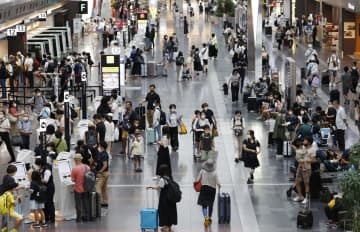 お盆休みを前に帰省や旅行客らで混雑する羽田空港の出発ロビー＝6日午前