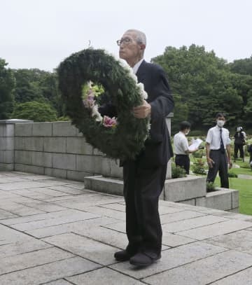 横浜市の英連邦戦死者墓地で献花に向かう日本基督教団の関田寛雄牧師＝6日午前