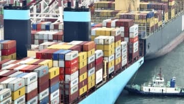 中国山東省青島市の港に停泊するコンテナ船＝7月（新華社＝共同）