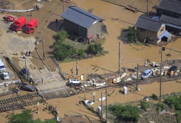 5日、JR北陸線の線路上に乗り上げたまま残っていた乗用車やがれき＝福井県南越前町（共同通信社ヘリから）