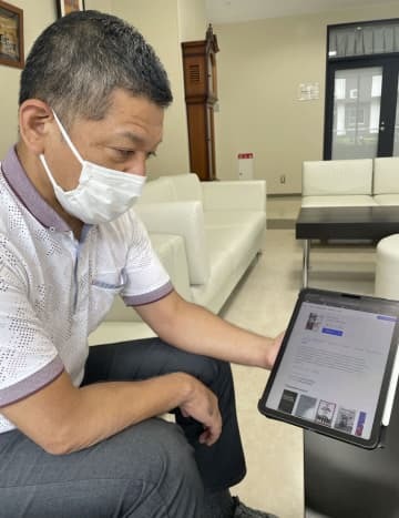 「長崎の鐘」のロシア語翻訳に助力した長崎大助教の高橋純平さん＝6月、長崎市