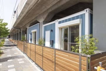 鉄道高架下にモデルルームとして設置されたコンテナハウスの外観＝名古屋市の中央線鶴舞―千種間（JR東海提供）