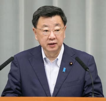 記者会見する松野官房長官＝8日午前、首相官邸
