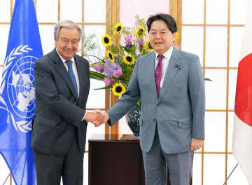 会談を前に、握手を交わす国連のグテレス事務総長（左）と林外相＝8日午前、外務省