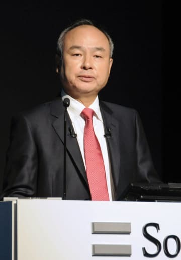 記者会見するソフトバンクグループの孫正義会長兼社長＝8日午後、東京都港区