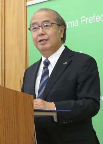 記者会見する富山県の新田八朗知事＝9日午後、富山市