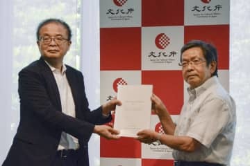 文化系部活動に関する提言を手渡す有識者会議座長の北山敦康静岡大名誉教授（右）＝9日午後、東京都千代田区