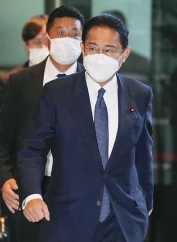 首相官邸に入る岸田首相＝9日午後