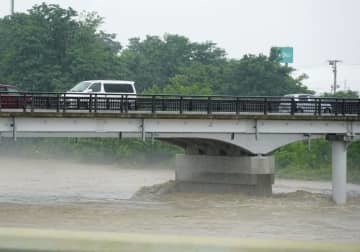 大雨で増水した岩木川＝9日午後、青森県弘前市