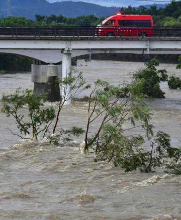 大雨で増水した青森県弘前市の岩木川＝10日午前5時30分