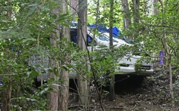 小学生きょうだいの遺体が見つかったワゴン車＝10日午前6時15分、愛知県犬山市