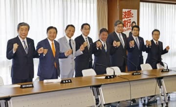 自民党の臨時総務会で記念撮影する（左から）森山選対委員長、遠藤総務会長、麻生副総裁、岸田首相（総裁）、茂木幹事長、萩生田政調会長、関口参院議員会長、世耕参院幹事長＝10日午前10時21分、東京・永田町の党本部