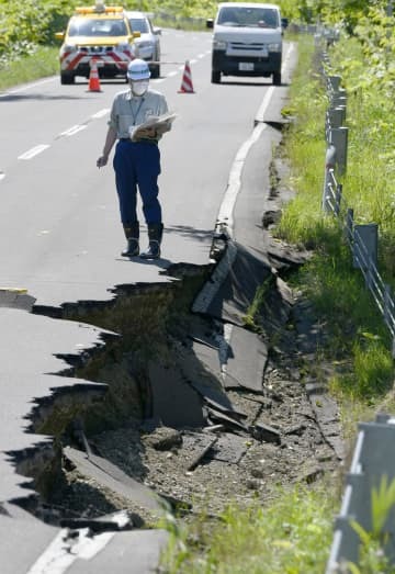 地震の影響で陥没した北海道中川町の道路＝11日午前