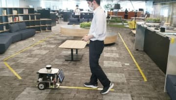 地図作成の実証実験で走行するロボット（NTT西日本提供）