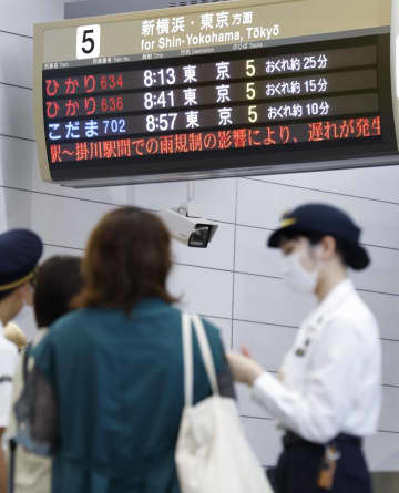 雨の影響で、新幹線に遅れが出ていることを示すJR静岡駅の電光掲示板＝13日午前8時41分