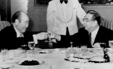 北朝鮮を訪問し金日成主席（右）と会談する文鮮明氏＝1991年12月（ロイター＝共同）