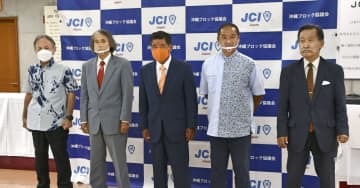 公開討論会に出席した沖縄県知事選の立候補予定者＝14日午後、那覇市