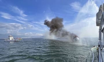 広島市南区の似島沖で炎上する旅客船「黒潮7」＝15日午前（広島海上保安部提供）