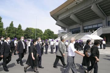 全国戦没者追悼式に向かう参列者ら＝15日午前、東京・日本武道館