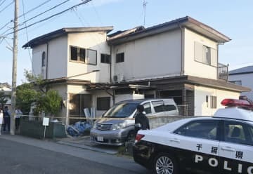 男性が刃物で刺された現場の住宅＝15日午後5時29分、千葉県君津市