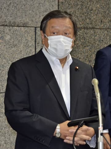 オースティン米国防長官との電話会談後、記者団の取材に応じる浜田防衛相＝16日午前、防衛省