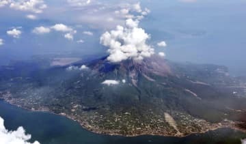爆発的な噴火が起きた鹿児島県の桜島＝7月25日