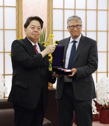 ビル・ゲイツ氏（右）に旭日大綬章を授与する林外相＝18日午前、外務省
