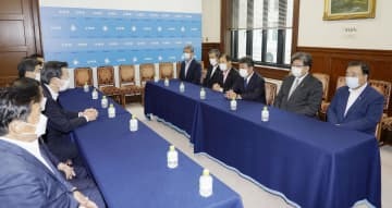 公明党の山口代表（左手前から3人目）らにあいさつする自民党の茂木幹事長（右から3人目）ら＝18日午後、国会