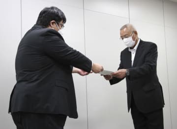 命令書を受け取る焼津漁協の橋ケ谷長生組合長（右）＝18日午前、静岡県庁