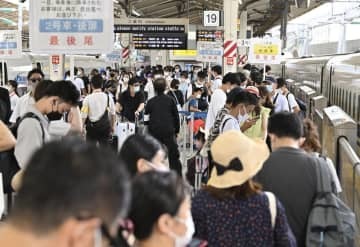 お盆休みの帰省や旅行客らで混雑するJR東京駅の東海道新幹線ホーム＝11日