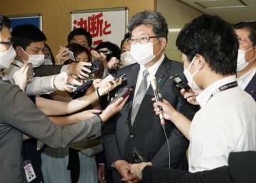 旧統一教会との関係について記者団の取材に答える自民党の萩生田政調会長＝18日午後、東京・永田町の党本部