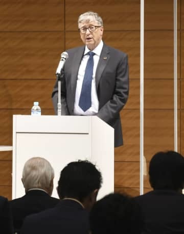 保健分野の課題を話し合うフォーラムで講演するビル・ゲイツ氏＝18日午後、東京都千代田区