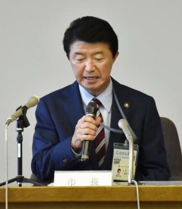 7月、不信任決議の可決後、記者会見する東京都あきる野市の村木英幸市長（当時）＝あきる野市役所