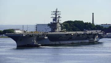 神奈川県横須賀市の米海軍横須賀基地に帰港する原子力空母ロナルド・レーガン＝19日午前