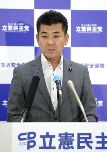 記者会見する立憲民主党の泉代表＝19日午前、国会