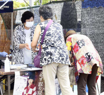 拉致被害者の早期救出を求め、署名を呼び掛ける曽我ひとみさん＝19日午前、新潟県佐渡市