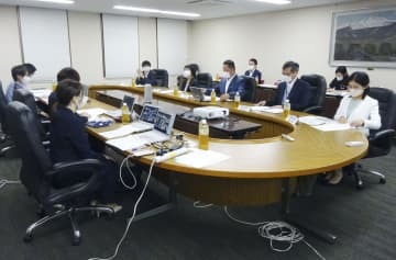 幼稚園や保育所に通っていない子どもの実態把握に向けた政府の検討委員会の初会合＝19日午後、東京都千代田区