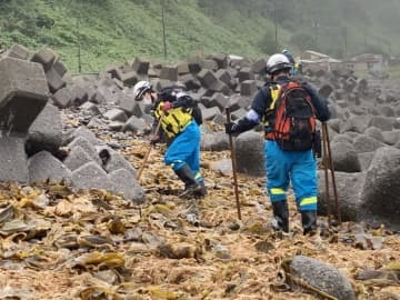 知床半島の沿岸で行方不明者の捜索に当たる警察官ら＝19日午前、北海道羅臼町（北海道警提供）