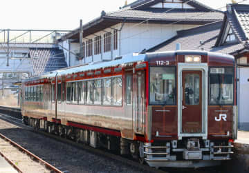 10月の全線再開を記念してJR東日本が運行する臨時列車「只見線満喫号」（同社提供）