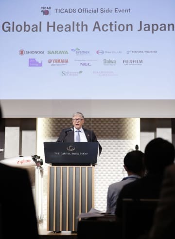 アフリカ開発会議に向け開かれたシンポジウムで発言するビル・ゲイツ氏＝19日午後、東京都内のホテル