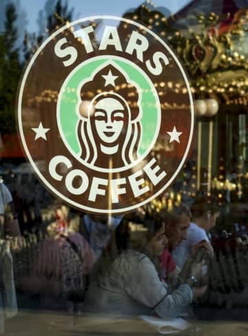 「スターズコーヒー」のロゴ＝18日、モスクワ（ゲッティ＝共同）