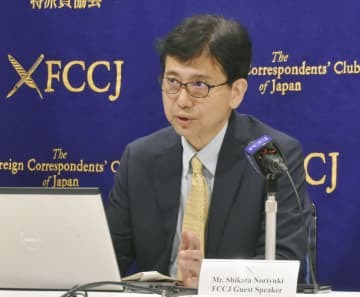 海外メディアに向け記者会見する四方敬之内閣広報官＝19日午前、東京都千代田区の日本外国特派員協会