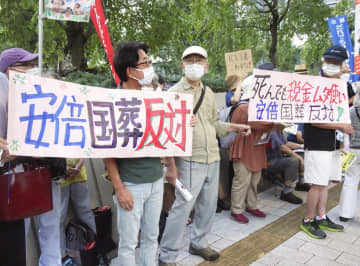 安倍元首相の国葬に反対し、国会前で抗議する人たち＝19日夕、東京・永田町