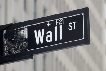 ニューヨーク・ウォール街にある標識（ロイター＝共同）
