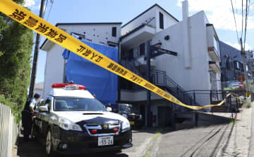 住人の女性が軽傷を負った仙台市泉区のマンション＝19日午後1時9分