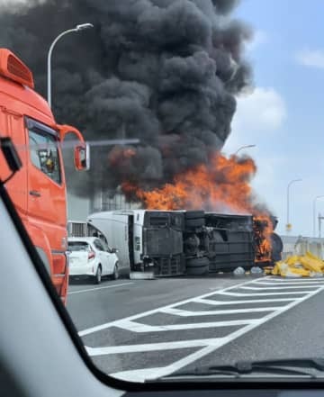 名古屋高速道路で横転し炎上する大型バス＝22日午前（マッサさんのツイッターから）