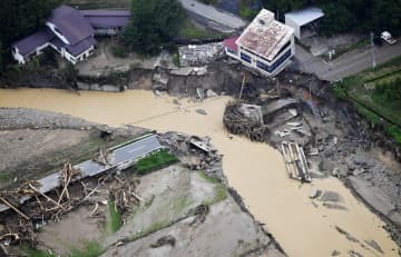 大雨の影響で崩落した山形県飯豊町の大巻橋＝5日